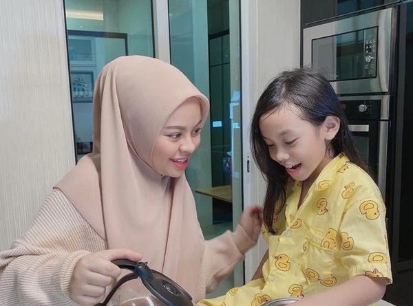 Ca sĩ nổi tiếng Malaysia mắc Covid-19 phải mổ gấp để cứu thai nhi nhưng tử vong ngay sau đó, video cuối ôm các con hoá lời vĩnh biệt đau đớn-3