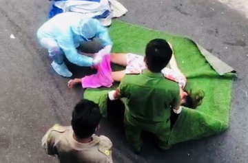 Thông tin bó bệnh nhân Covid-19 bằng bạt rồi ném lên xe là sai sự thật-1