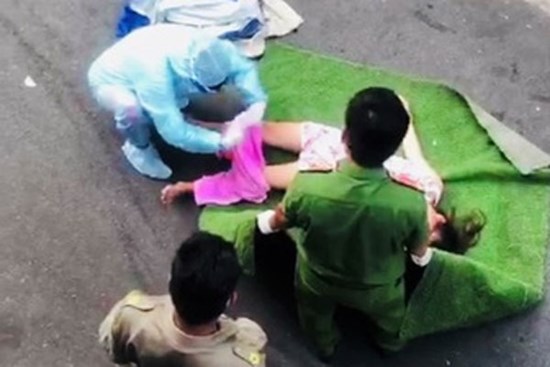 Thông tin bó bệnh nhân Covid-19 bằng bạt rồi ném lên xe là sai sự thật