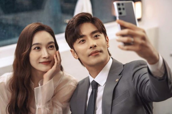 Dấu hiệu lạ nhỏ xíu” trên màn hình điện thoại chồng sắp cưới khiến cô gái sinh nghi và có màn phá án siêu như thám tử-1