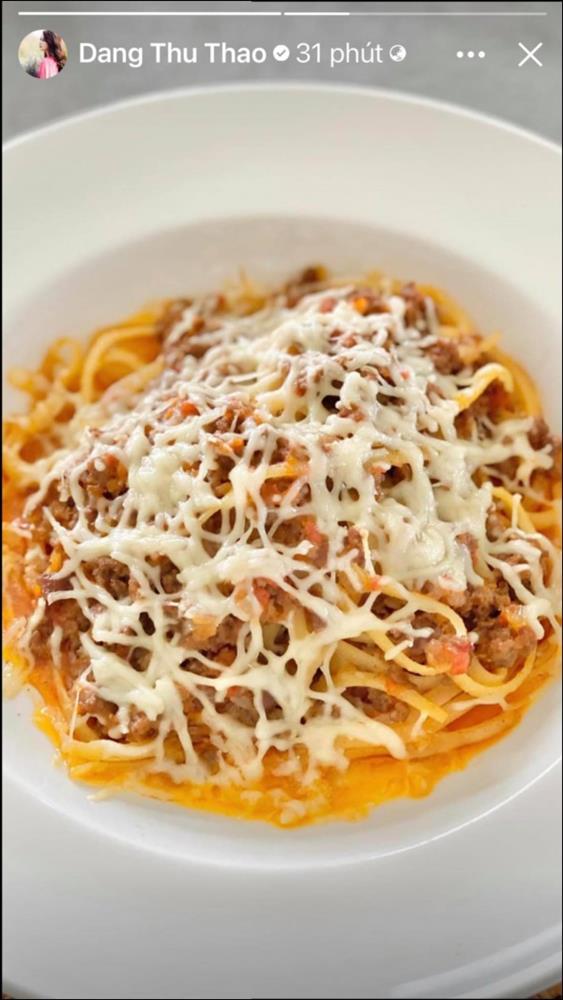 Giãn cách ở nhà, Hoa hậu Đặng Thu Thảo vào bếp nấu nhiều món ngon đãi chồng con, nhìn thành quả là biết đúng chuẩn vợ đảm-6