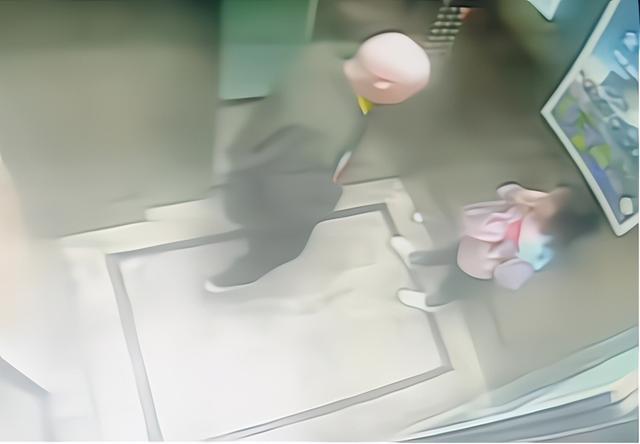 Bé gái cấp 1 bị ông lão liên tục sàm sỡ trong thang máy, hành động xử trí thông minh sau đó khiến người lớn còn phải học hỏi-1