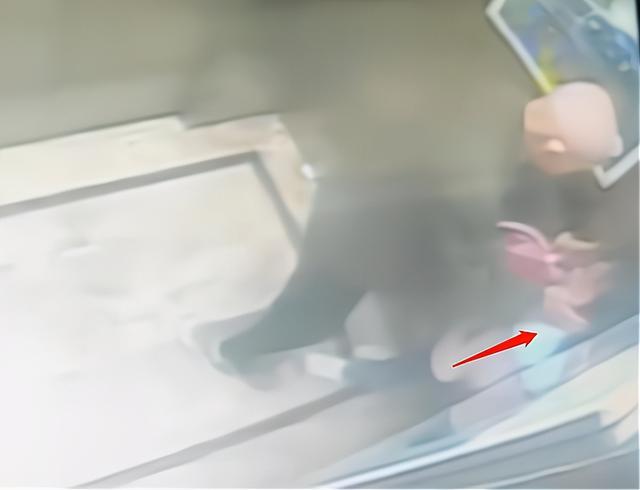 Bé gái cấp 1 bị ông lão liên tục sàm sỡ trong thang máy, hành động xử trí thông minh sau đó khiến người lớn còn phải học hỏi-2