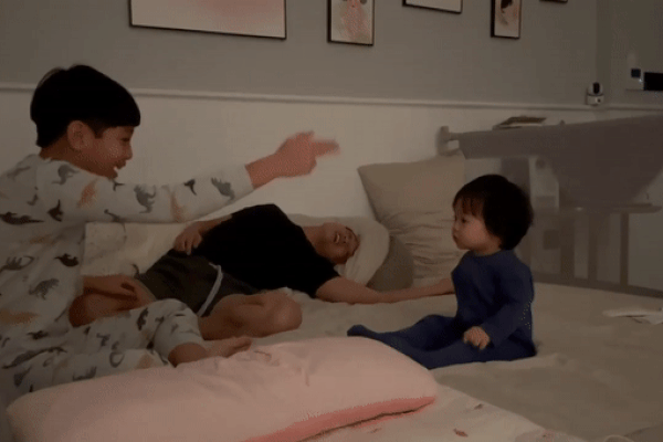 Cùng bố và anh trai chơi trò