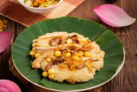 Cách làm xôi gà lá sen cho bữa sáng thêm hấp dẫn