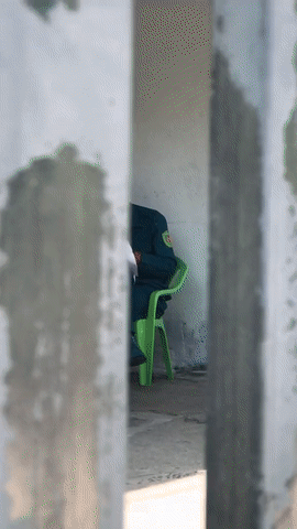 Hình ảnh anh dân quân ngồi thêu tranh chữ thập gây bão khắp mạng xã hội vì sự đáng yêu đến bất ngờ-1