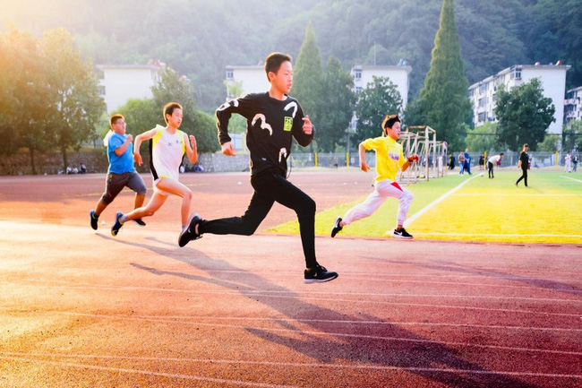 Cậu bé 13 tuổi tăng 16cm chiều cao trong nửa năm, hóa ra nhờ những lời khuyên này của bác sĩ-1