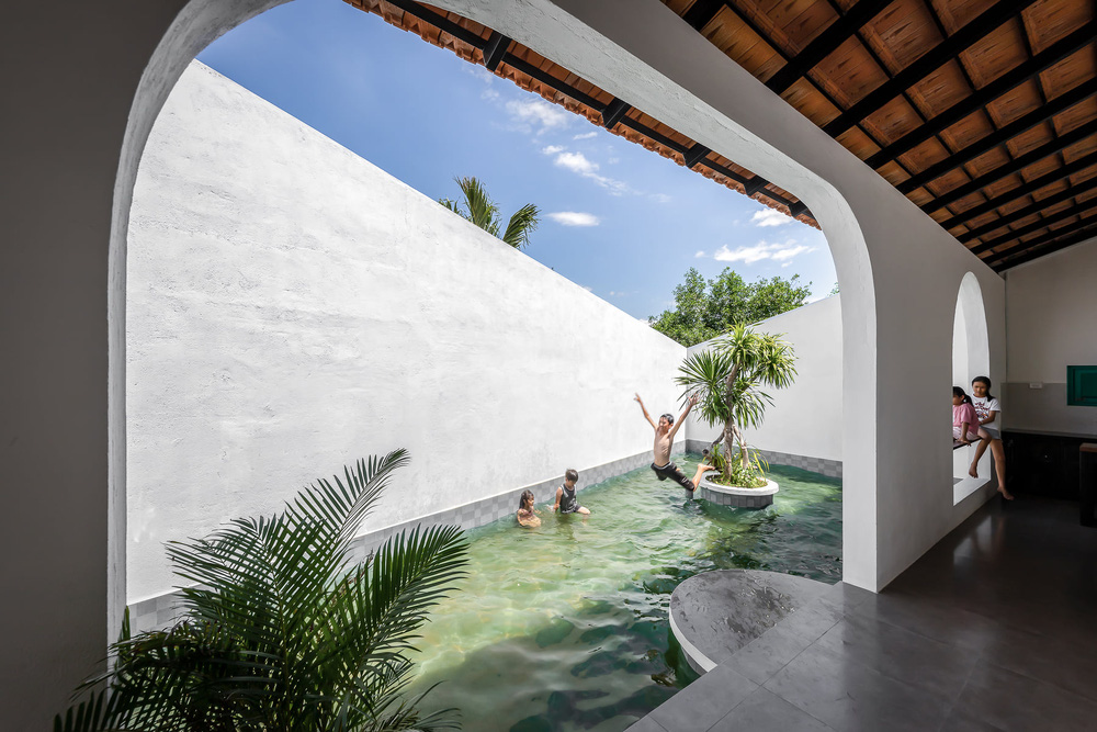 Trốn Sài Gòn, vợ chồng về quê Phú Yên xây nhà style Địa Trung Hải, dành hẳn 40m2 làm hồ bơi cho con-4