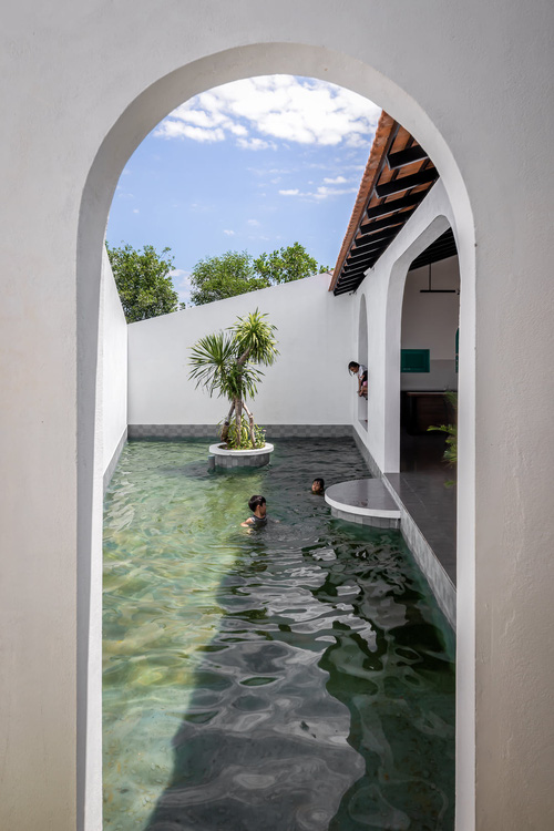 Trốn Sài Gòn, vợ chồng về quê Phú Yên xây nhà style Địa Trung Hải, dành hẳn 40m2 làm hồ bơi cho con-9