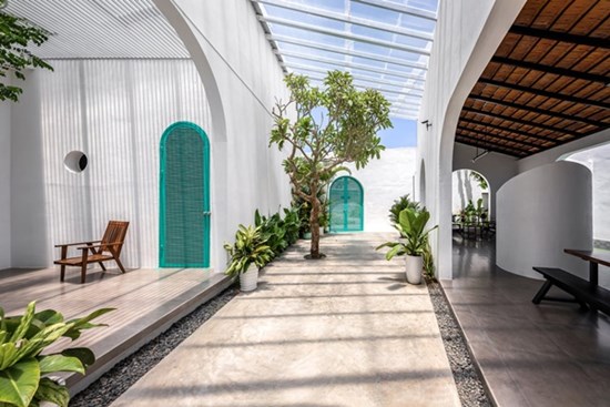 Trốn Sài Gòn, vợ chồng về quê Phú Yên xây nhà style Địa Trung Hải, dành hẳn 40m2 làm hồ bơi cho con