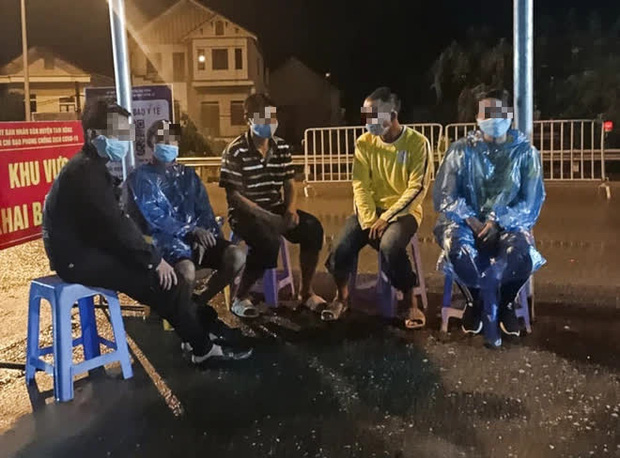 7 lao động ở Hà Nội bắt taxi 4,9 triệu đồng bị bỏ rơi phải đi bộ 6km và hành động ấm lòng của những người xa lạ-1