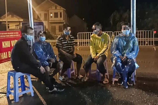 Bức xúc tài xế bỏ rơi 7 người giữa đường vì không bao được giấy xét nghiệm để thông chốt-2