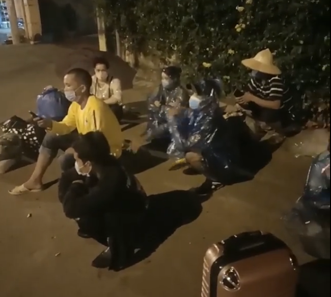 Bức xúc tài xế bỏ rơi 7 người giữa đường vì không bao được giấy xét nghiệm để thông chốt-1