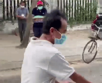 Người đàn ông nhảy cẫng lên vì được phát gạo từ thiện, khoảnh khắc vừa xúc động vừa xót xa-1