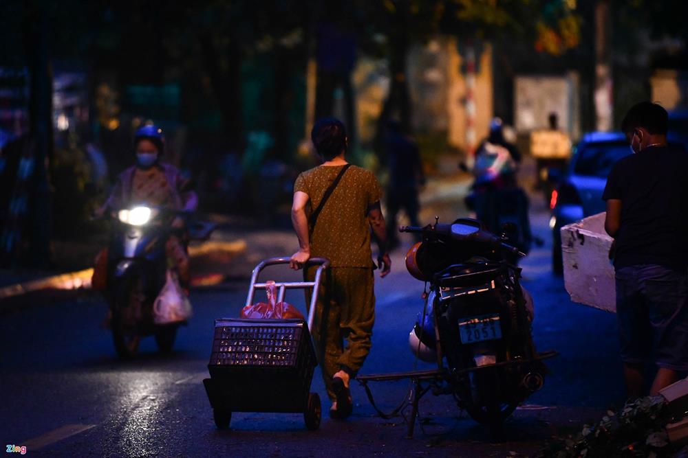 Dân Hà Nội đi chợ từ 4h tránh chốt kiểm dịch-6