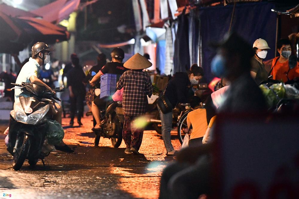 Dân Hà Nội đi chợ từ 4h tránh chốt kiểm dịch-7