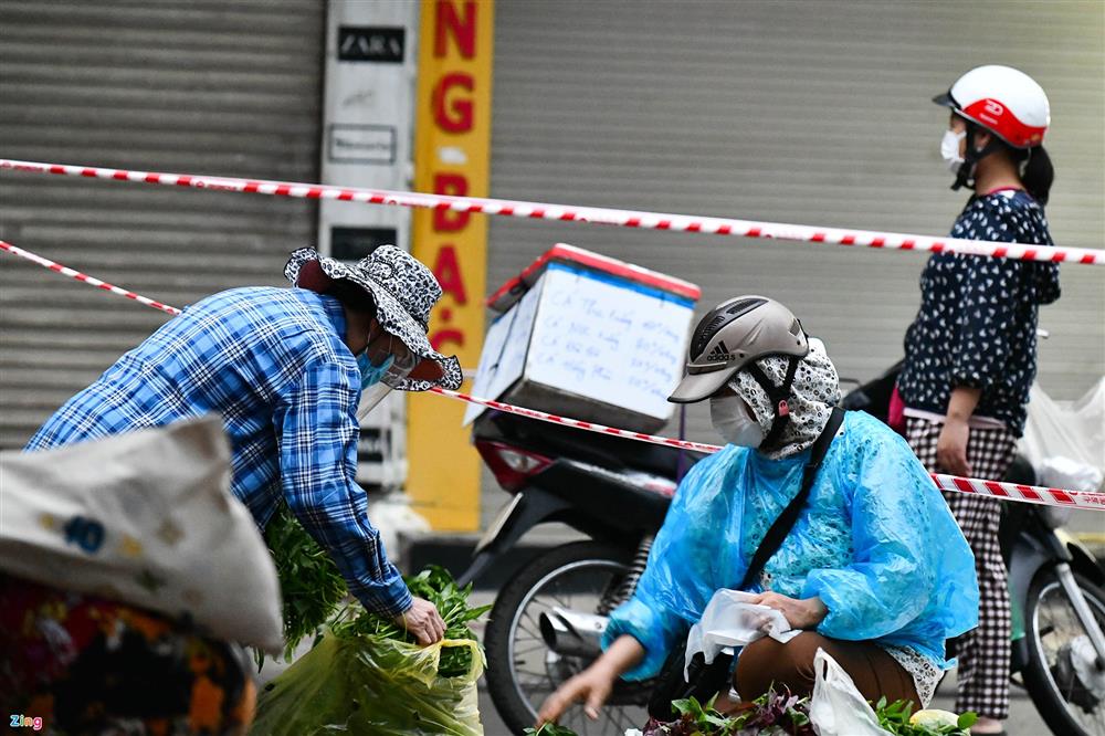 Dân Hà Nội đi chợ từ 4h tránh chốt kiểm dịch-8