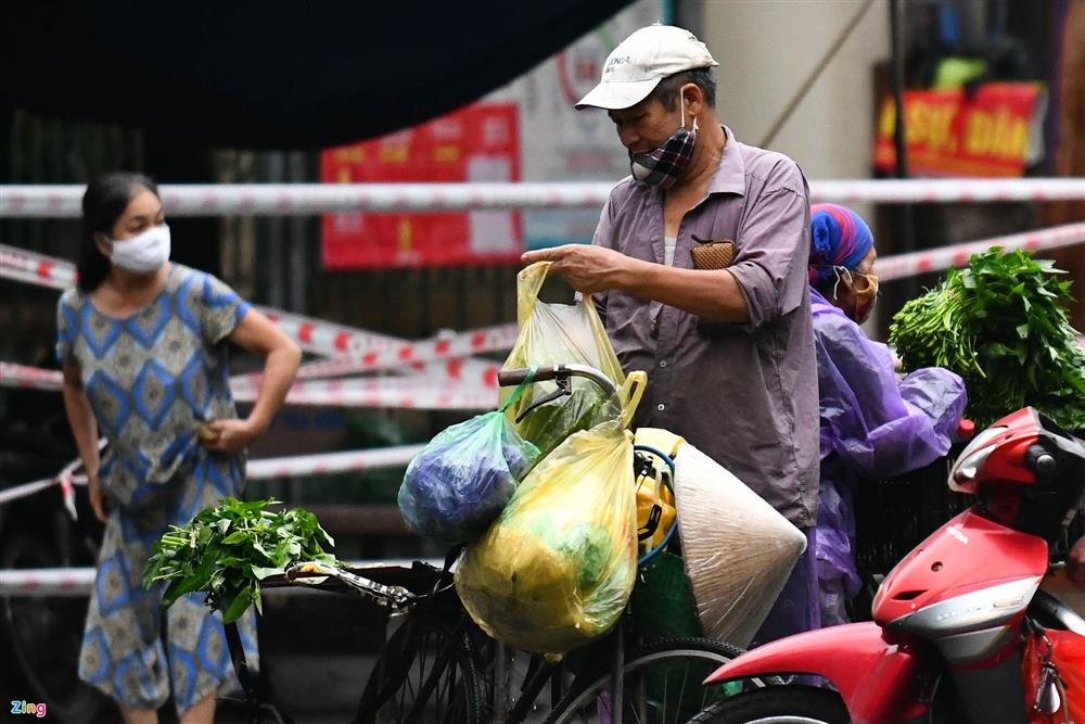 Dân Hà Nội đi chợ từ 4h tránh chốt kiểm dịch-9
