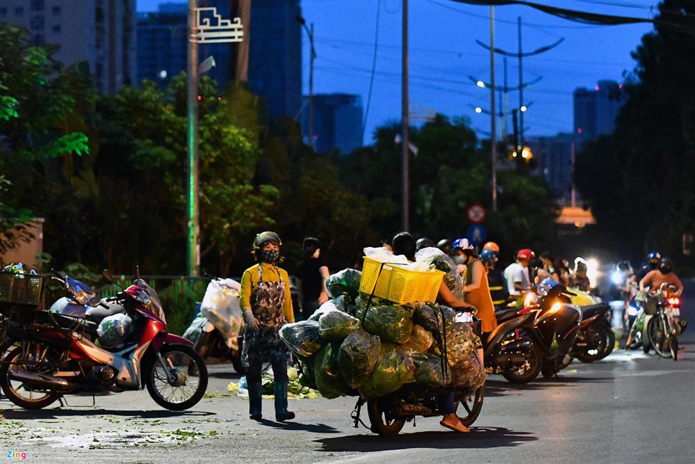 Dân Hà Nội đi chợ từ 4h tránh chốt kiểm dịch-5