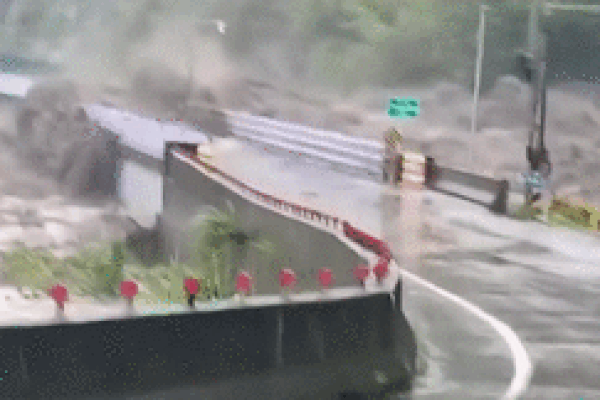 Khoảnh khắc lũ quét kinh hoàng cuốn phăng căn nhà 2 tầng ở Ấn Độ-1