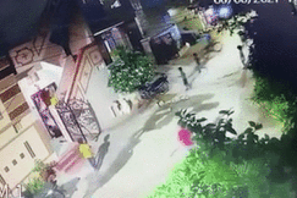 Nhầm chân ga, ‘xe điên’ húc tung cổng trường suýt tông trúng nhóm sinh viên-1