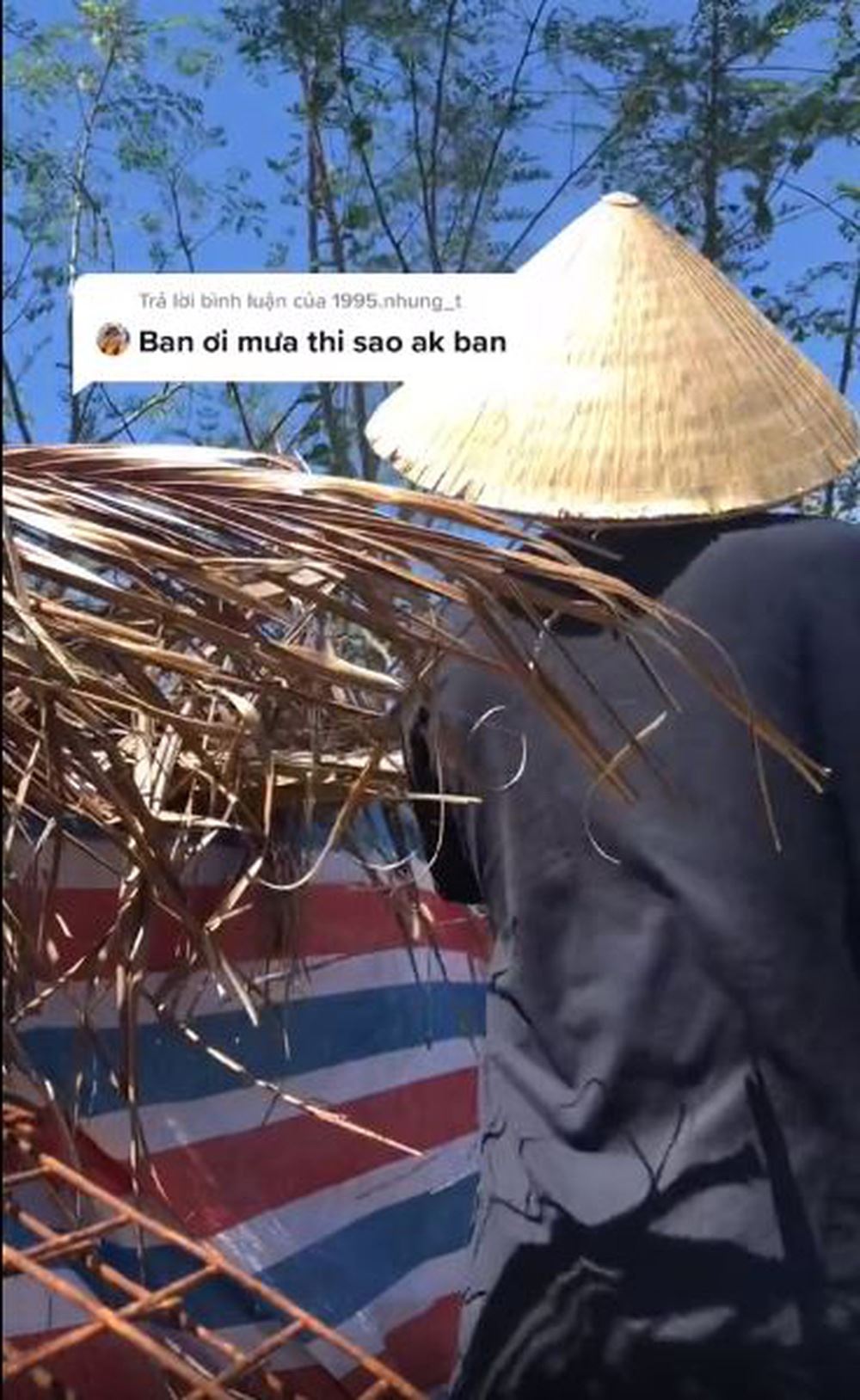 Clip: Dựng lán trong vườn cách ly cậu con trai về từ Sài Gòn, biểu cảm của người mẹ lúc đưa cơm cho con khiến tất cả bật cười-2