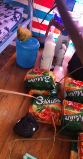 Clip: Dựng lán trong vườn cách ly cậu con trai về từ Sài Gòn, biểu cảm của người mẹ lúc đưa cơm cho con khiến tất cả bật cười-3