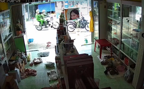 Lại xuất hiện thánh tốc độ: Thấy công an, 2 người phụ nữ quăng vội sạp rau, chạy mất dép theo đúng nghĩa đen-3