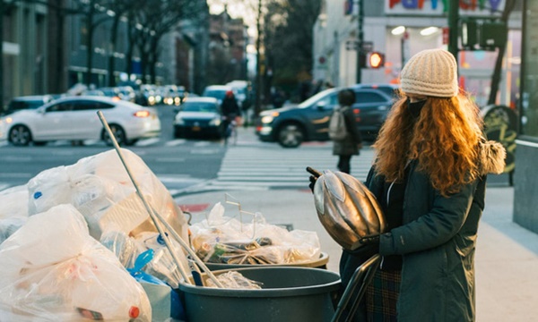 Nổi tiếng vì chuyên bới rác để tìm đồ ăn, cô gái lột trần sự thật về sự lãng phí của các chuỗi cửa hàng nổi tiếng-4
