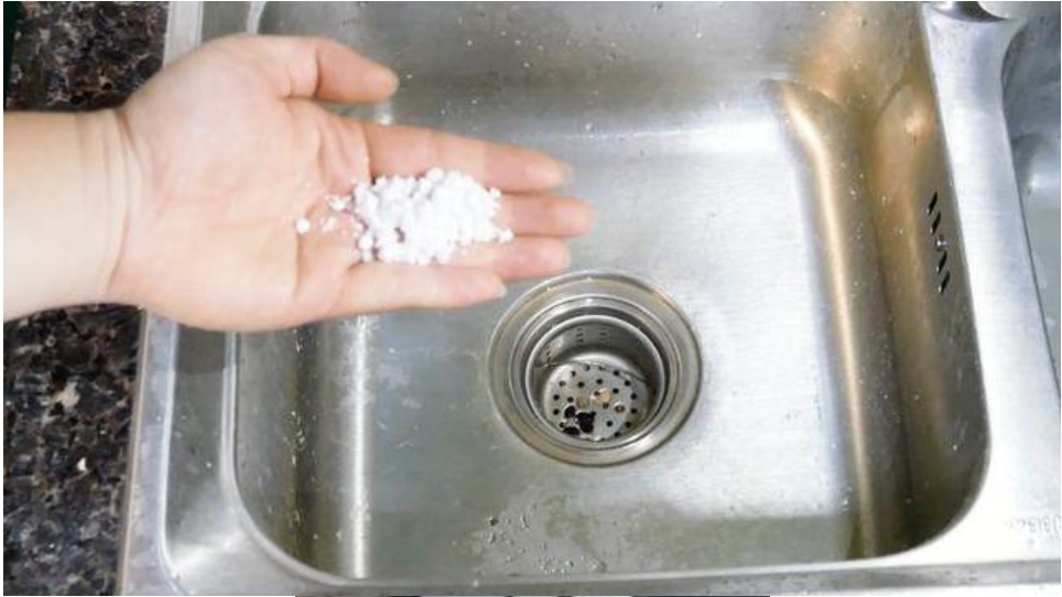 Mỗi lần rửa bát, chị em nhớ rắc ít muối vào cống thoát nước, mẹ chồng khó tính đến đâu cũng phải tấm tắc khen-3