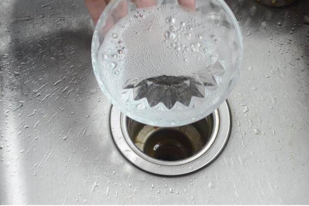 Mỗi lần rửa bát, chị em nhớ rắc ít muối vào cống thoát nước, mẹ chồng khó tính đến đâu cũng phải tấm tắc khen-1