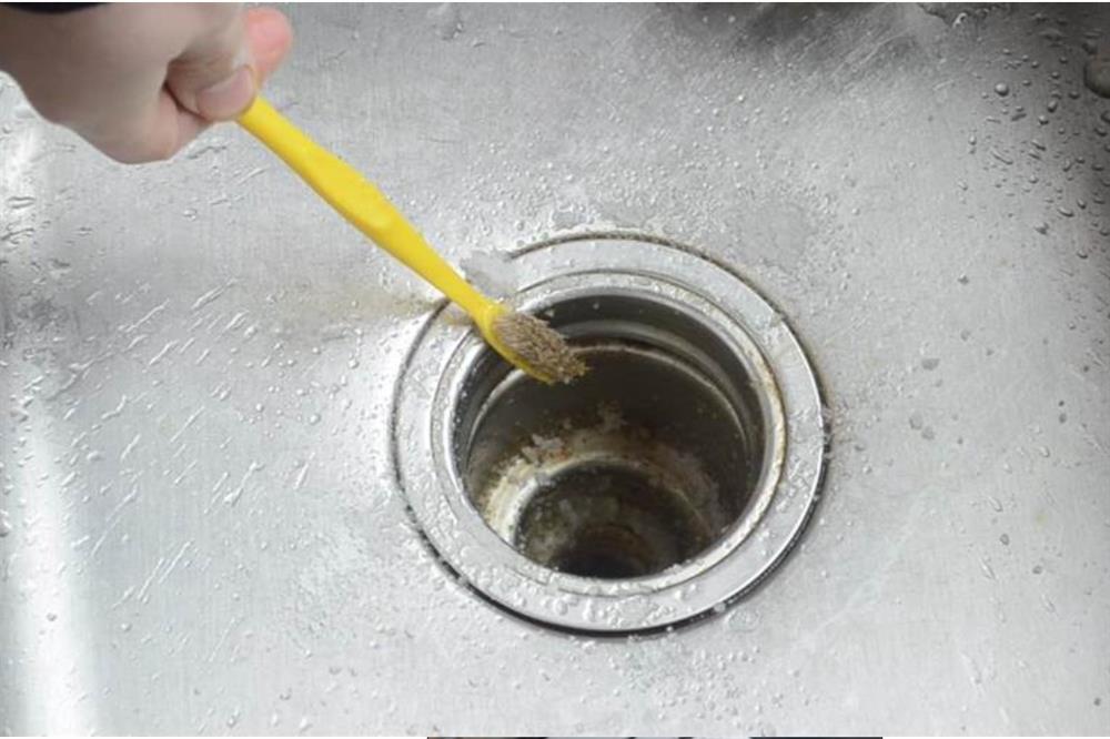 Mỗi lần rửa bát, chị em nhớ rắc ít muối vào cống thoát nước, mẹ chồng khó tính đến đâu cũng phải tấm tắc khen-4