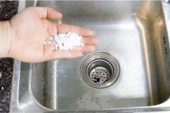 Mỗi lần rửa bát, chị em nhớ rắc ít muối vào cống thoát nước, mẹ chồng khó tính đến đâu cũng phải tấm tắc khen