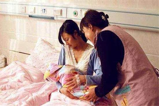 Nhà nghèo lại lỡ bầu đứa thứ 4, chị dâu động viên tôi đẻ nhưng khi con chào đời lại làm việc kỳ quái này