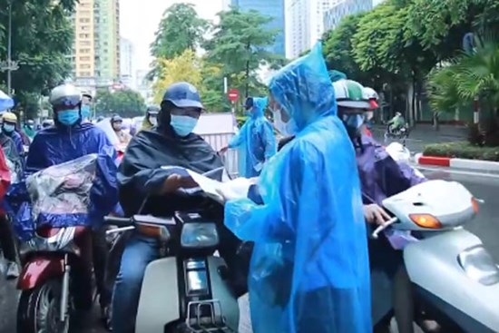 Bị kiểm tra giấy đi đường tại chốt kiểm soát Hà Nội, nam thanh niên khai xin từ 