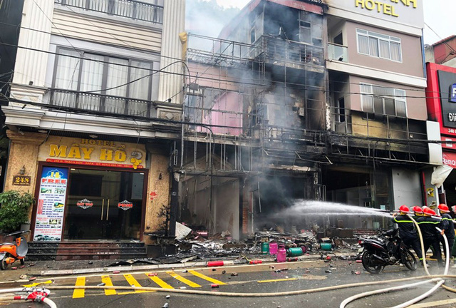 Xót xa hiện trường vụ cháy cửa hàng gas ở Sa Pa: Lửa ghé qua và lấy đi tất cả, 2 ngôi nhà chỉ còn là đống tro tàn-1