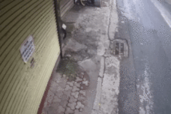 Người phụ nữ chở theo 2 bé gái vẫn cố nhoài người bê trộm thùng sữa-1