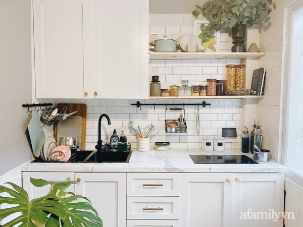 Căn bếp 10m² trong nhà tập thể cũ vừa thông thoáng vừa tiện ích của bà mẹ trẻ thích nội trợ ở Hà Nội-1