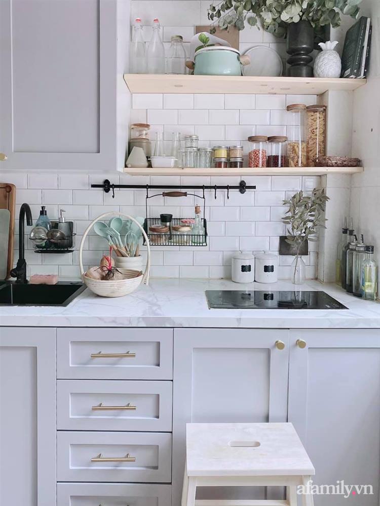 Căn bếp 10m² trong nhà tập thể cũ vừa thông thoáng vừa tiện ích của bà mẹ trẻ thích nội trợ ở Hà Nội-2