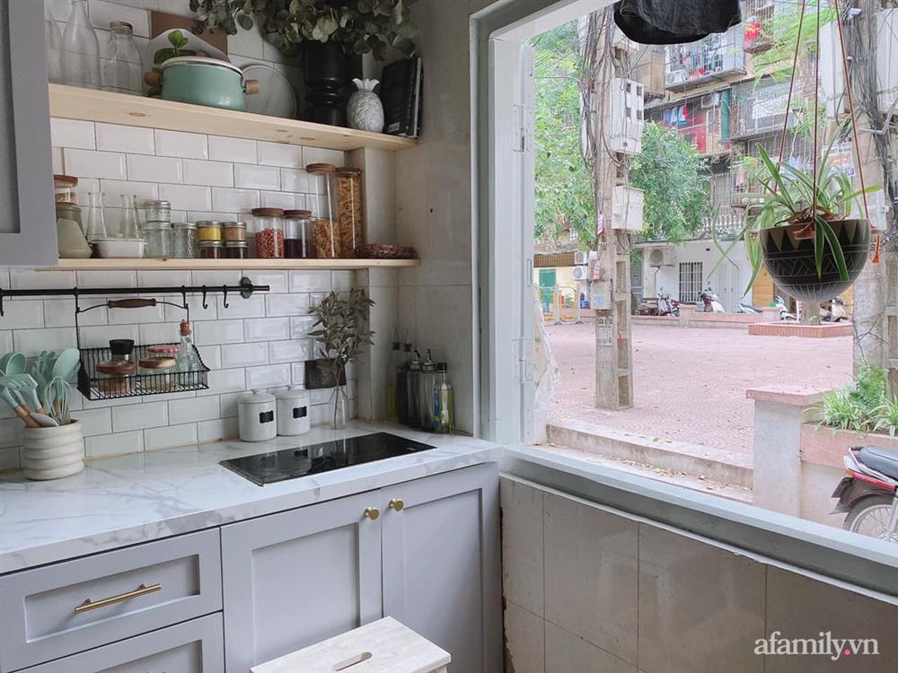 Căn bếp 10m² trong nhà tập thể cũ vừa thông thoáng vừa tiện ích của bà mẹ trẻ thích nội trợ ở Hà Nội-7