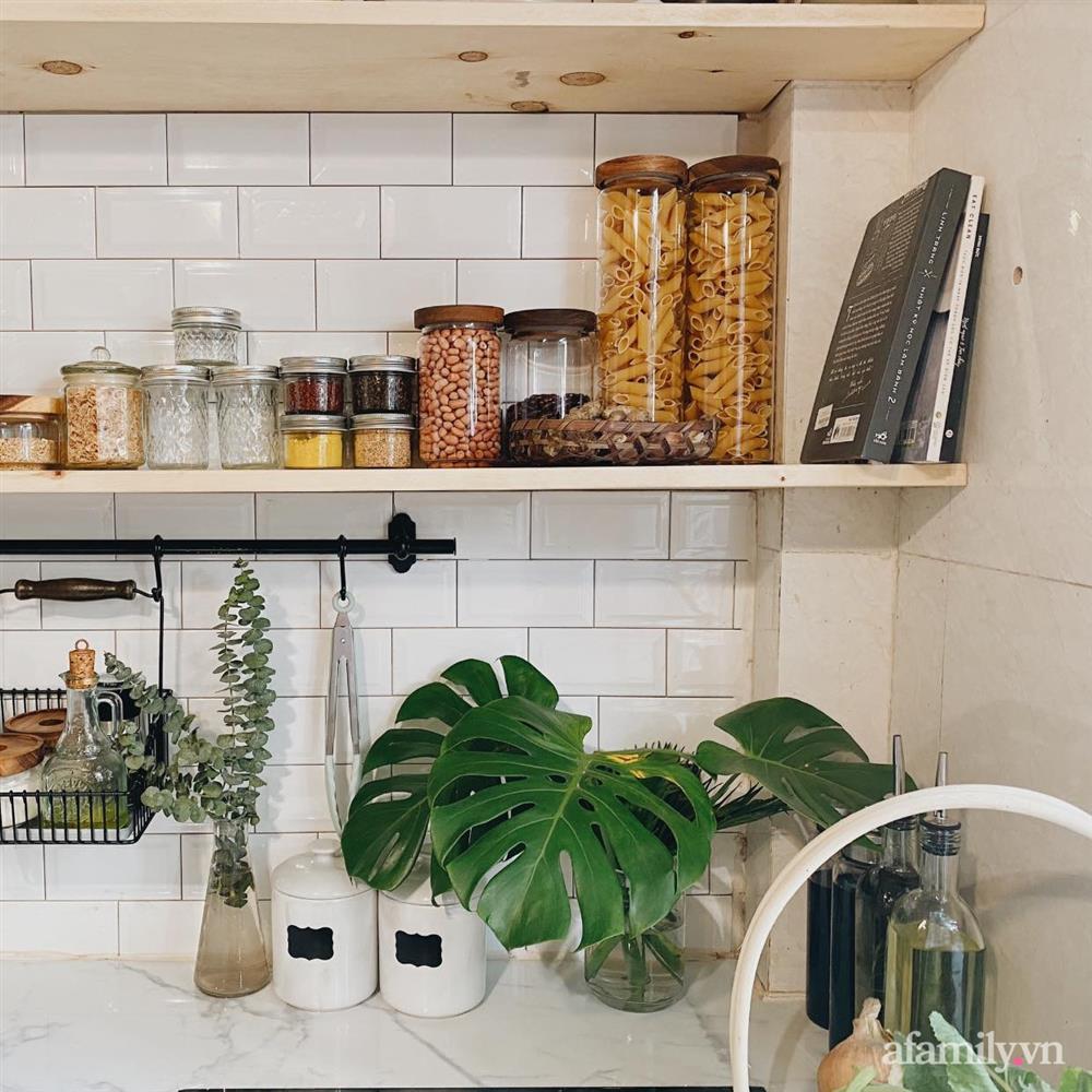 Căn bếp 10m² trong nhà tập thể cũ vừa thông thoáng vừa tiện ích của bà mẹ trẻ thích nội trợ ở Hà Nội-19