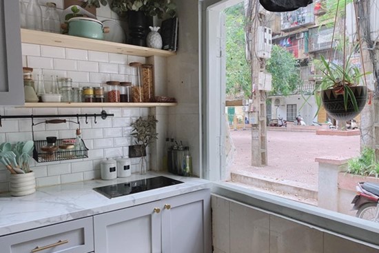 Căn bếp 10m² trong nhà tập thể cũ vừa thông thoáng vừa tiện ích của bà mẹ trẻ thích nội trợ ở Hà Nội