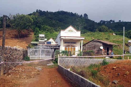 Xe cứu thương bỏ bệnh nhân Covid-19 dọc đường khiến 7 hộ dân bị phong tỏa