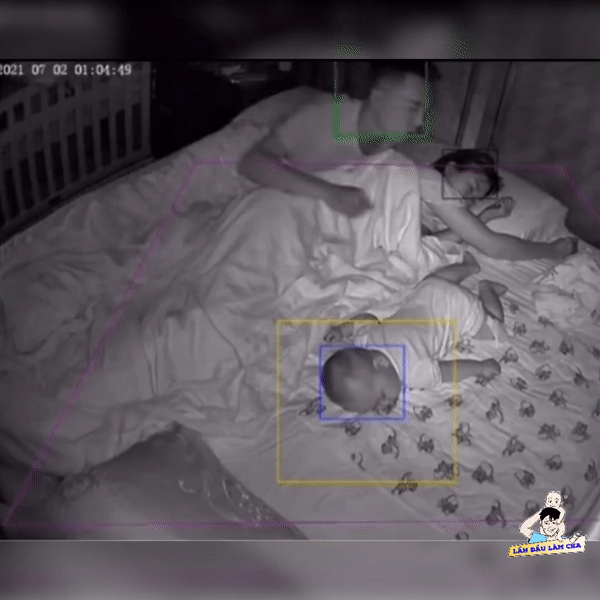 Tỉnh giấc giữa đêm, hành động của bố với con trai bị camera ghi lại khiến ai nấy ngỡ ngàng-1