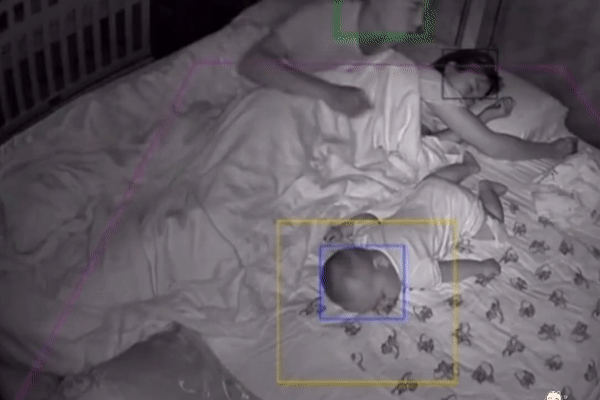 Tỉnh giấc giữa đêm, hành động của bố với con trai bị camera ghi lại khiến ai nấy ngỡ ngàng