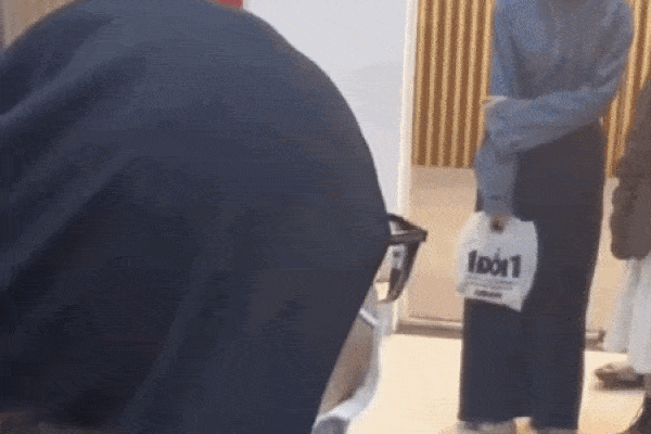 Clip: Cô gái liên tục bước ra bước vào dù thang máy quá tải, netizen thấy phục sự chịu đựng của những người xung quanh-1