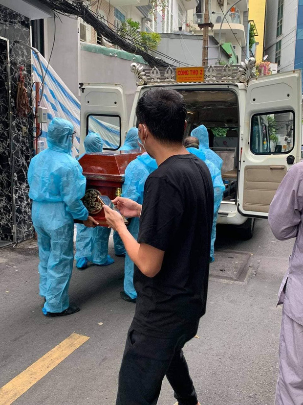 Tang lễ gấp rút của ca sĩ Việt Quang: Không kèn trống, khâm liệm tại nhà riêng, xót xa nụ cười người quá cố trên di ảnh-2