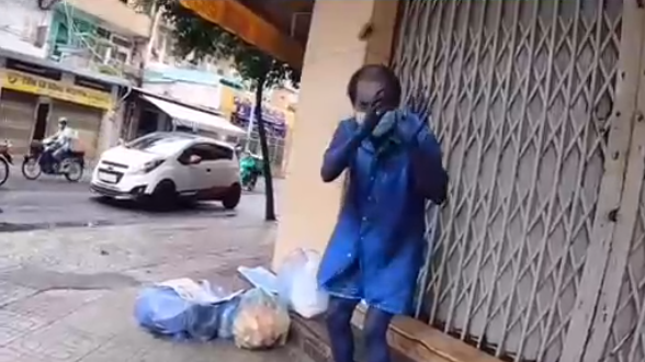 Được phát cho 2 hộp cơm, người đàn ông vô gia cư xua tay nói một câu chắc chắn khiến bạn rơi nước mắt-1