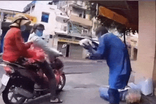 Được phát cho 2 hộp cơm, người đàn ông vô gia cư xua tay nói một câu chắc chắn khiến bạn rơi nước mắt