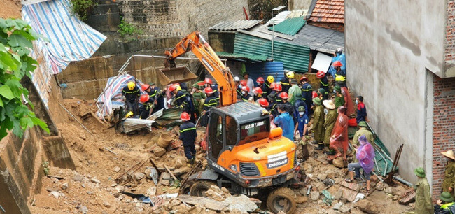 Quảng Ninh: Sạt lở đất kinh hoàng lúc rạng sáng, 4 công nhân bị vùi lấp khi đang ngủ trong lán trại-1